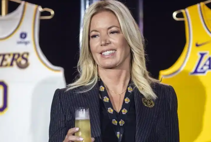 新老板急于上位赶紧掌控球队了说给珍妮巴斯5年只是暂时摆出来的态度，这才半年就开