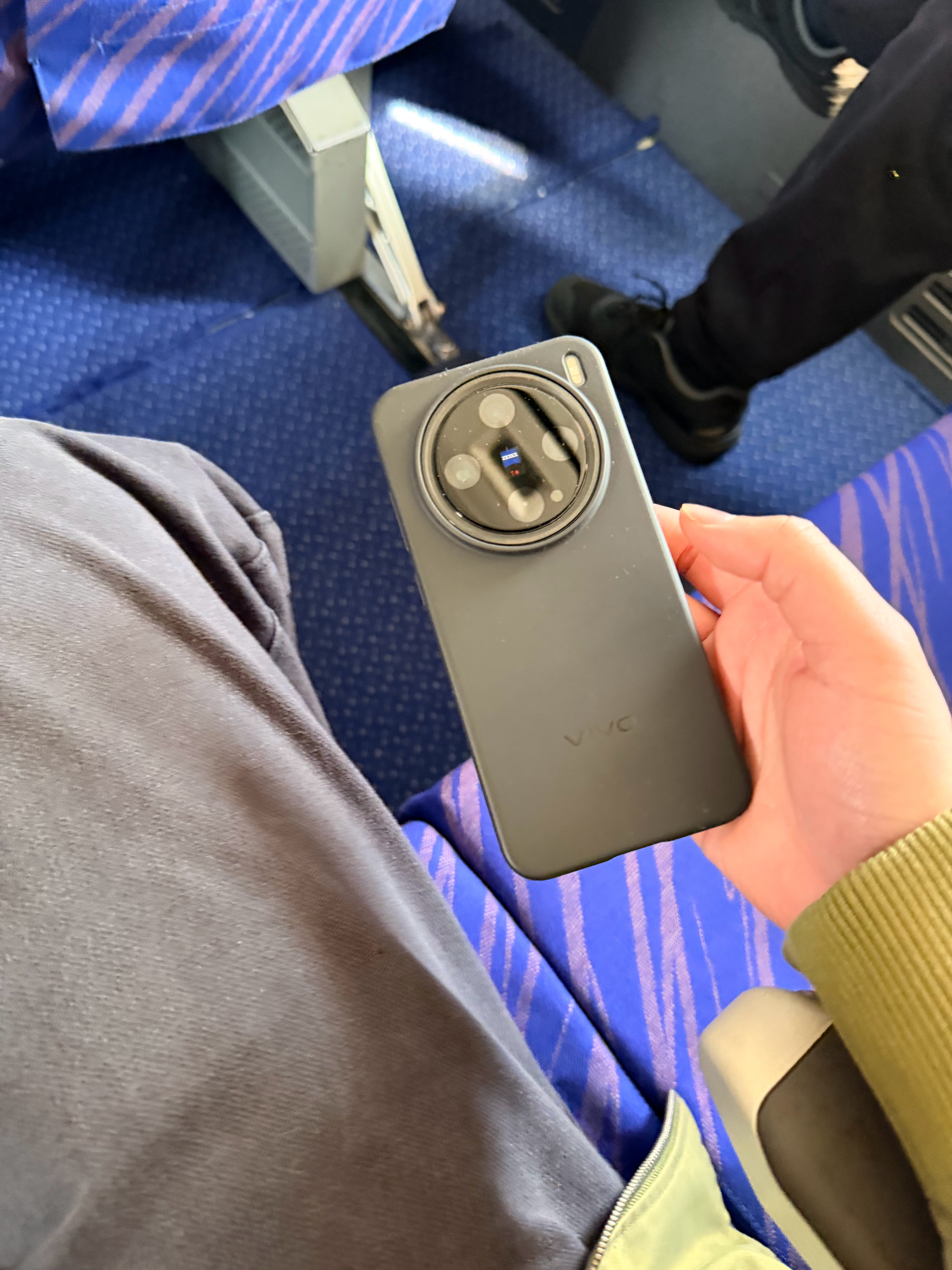 我真的笑死，刚刚落地武汉然后一部vivo从我的座椅底下滑出来了问了一下说后两排乘