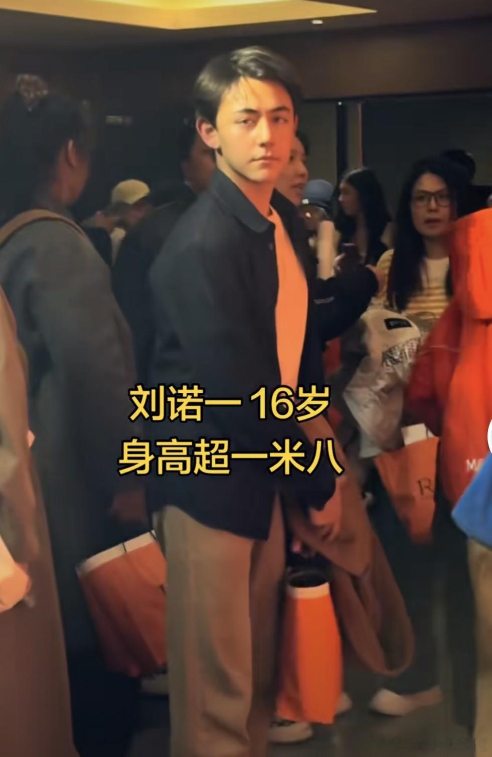 2026年6月24日。电影《四渡》在北京举办了首映观影场。有观众偶遇主演刘烨的儿