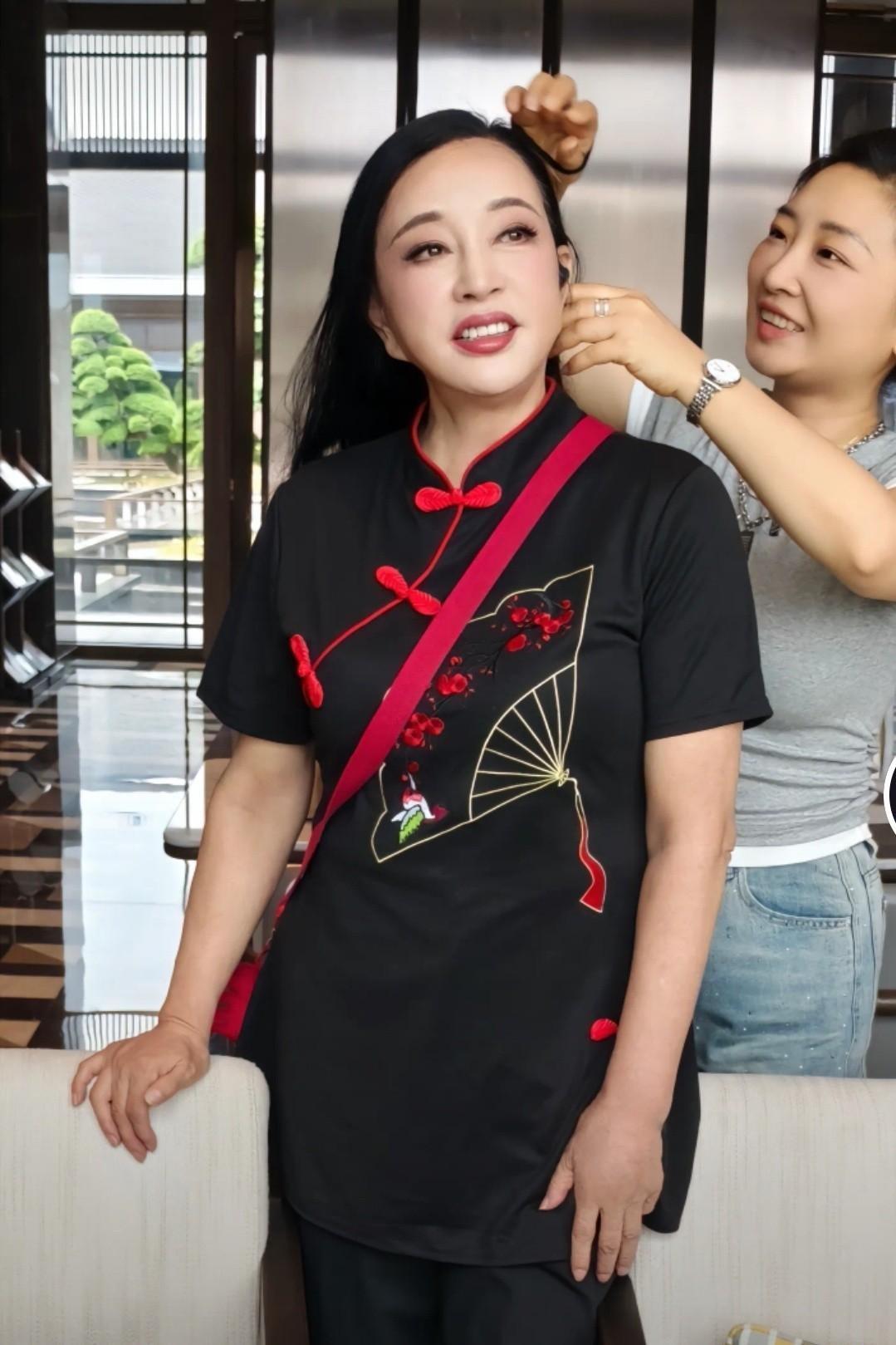 古柯把那几页私密的微信截图往网上一甩，热搜瞬间炸了。很多人跟着看笑话，说76岁的