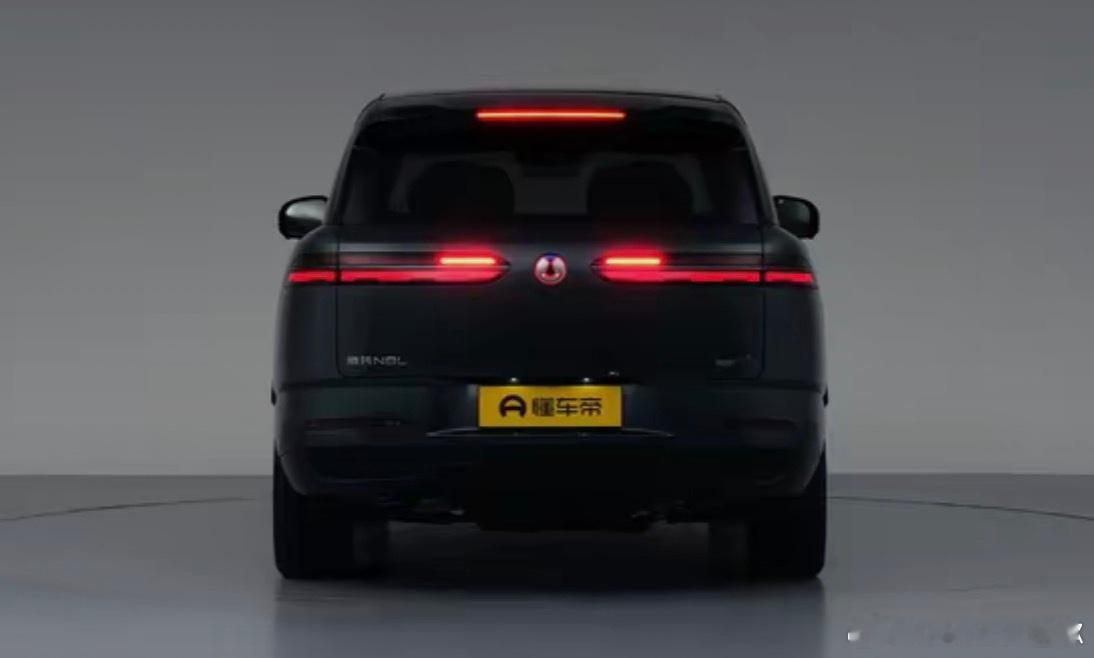 比亚迪未解之谜：居中的刹车灯之前（图五图六）的尾灯还是正常的，新款车的刹车灯是越