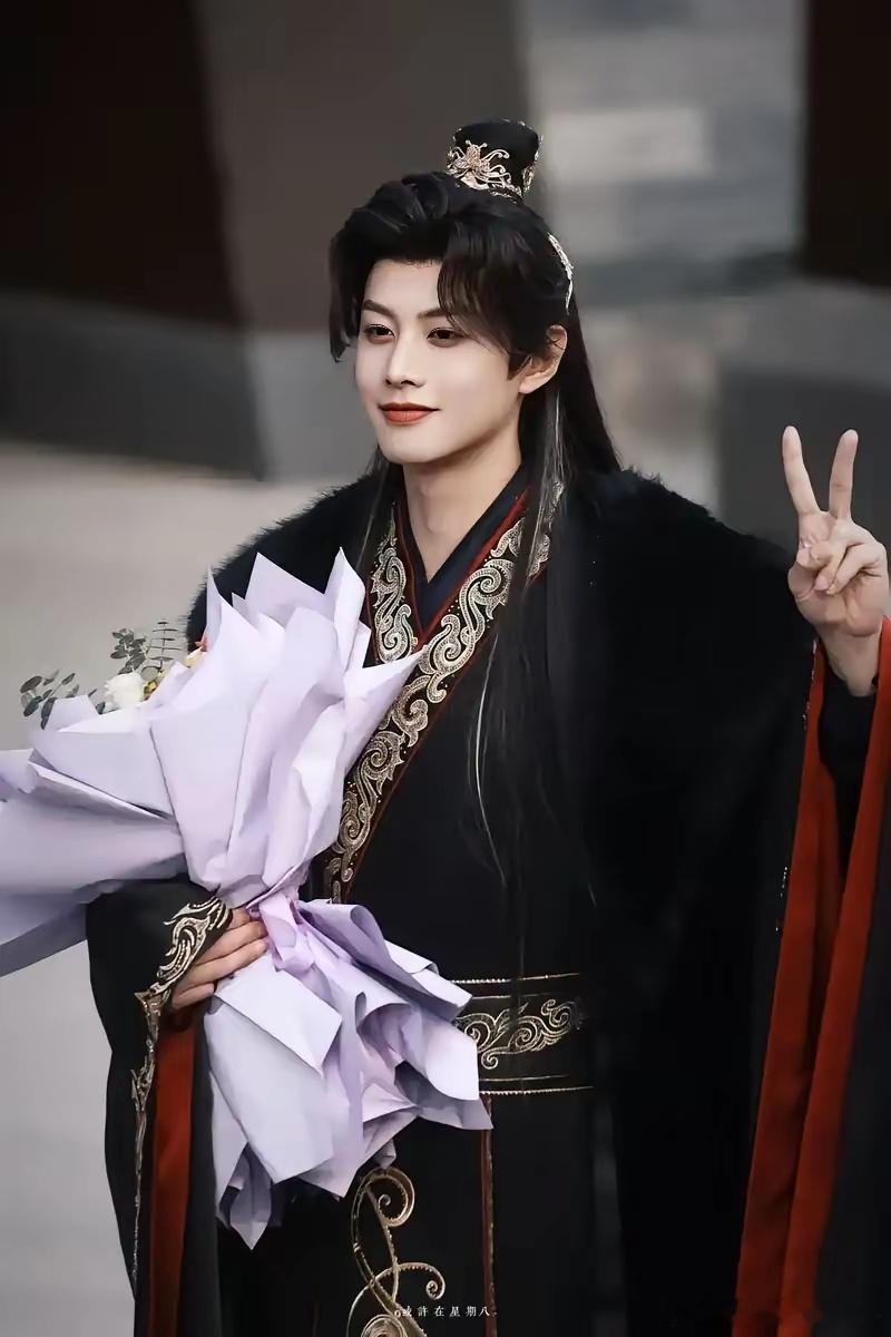 有名的短剧演员一天能赚多少钱呢？网友猜测一天是在五六万之间，一个月能赚30万。短