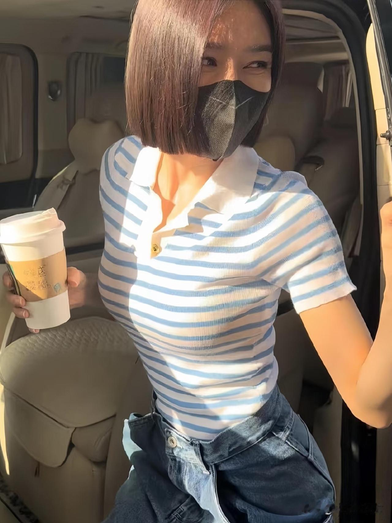 秦岚的腰会不会小姑娘都很羡慕呢？46岁的秦岚身材也太完美了吧，这腰真的是盈盈