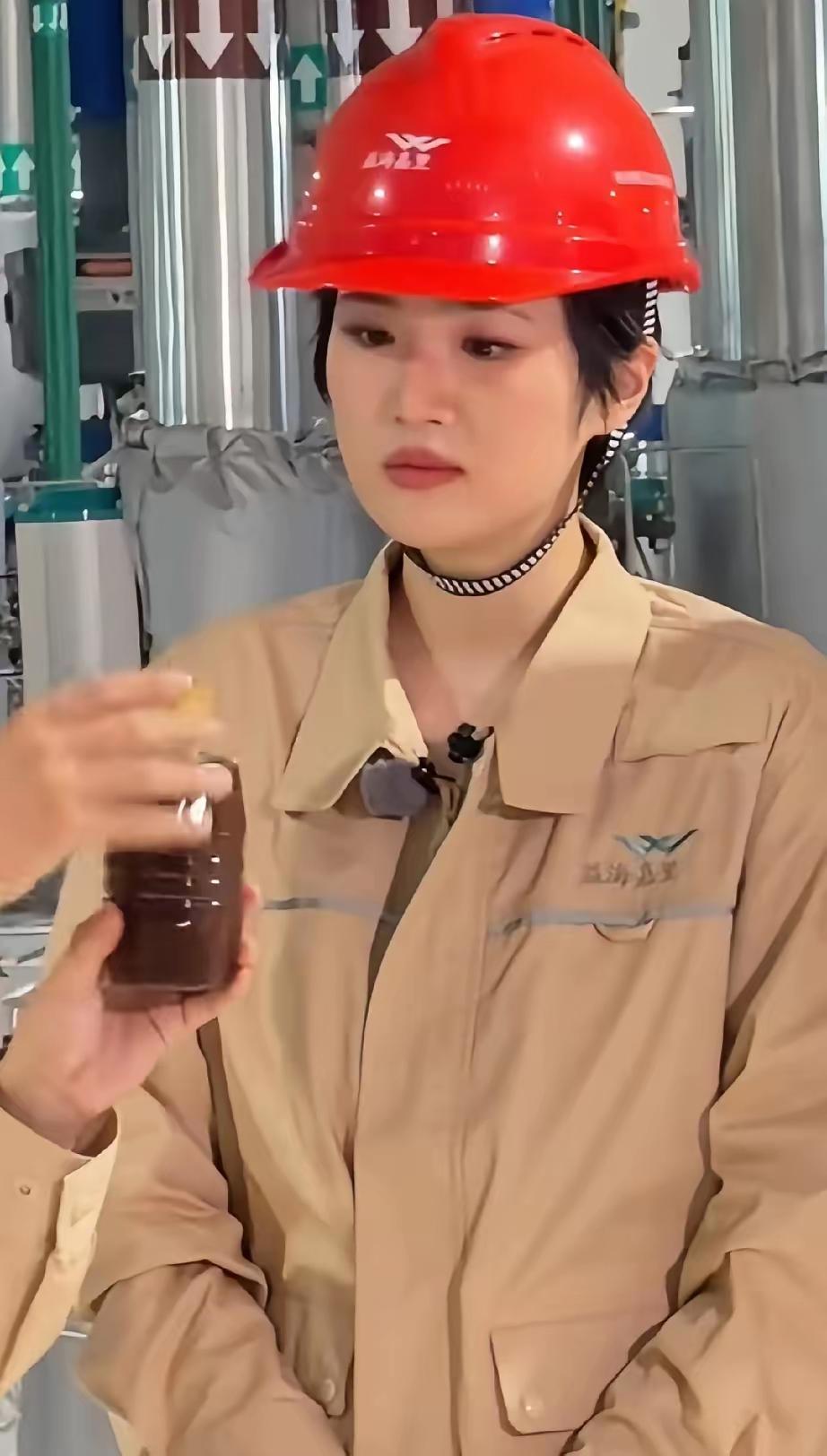 二公主这是从厨房杀到厂房了😂安全帽一戴,工装一穿,说好的"体验打螺丝"呢?第