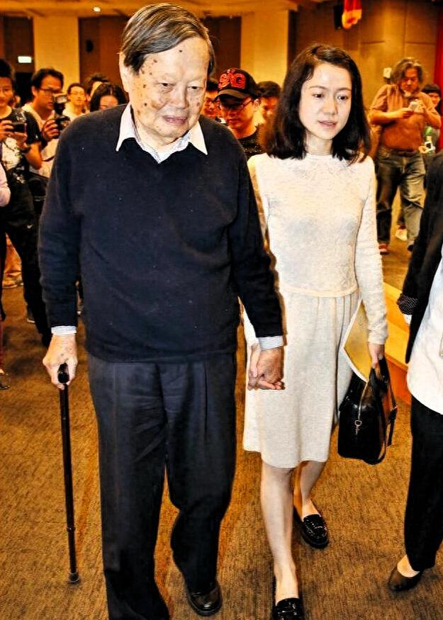 总是让人觉得哪里“反常”杨振宁已经103周岁了，​按常理来说，瘫痪、白发、失