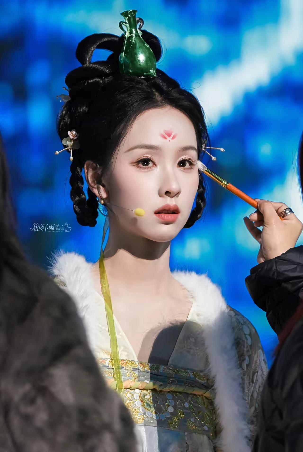 [无奈吐舌]中国网络视听盛典，怪不得陈都灵[比心]头上顶个瓶子，原来我嘟[玫瑰