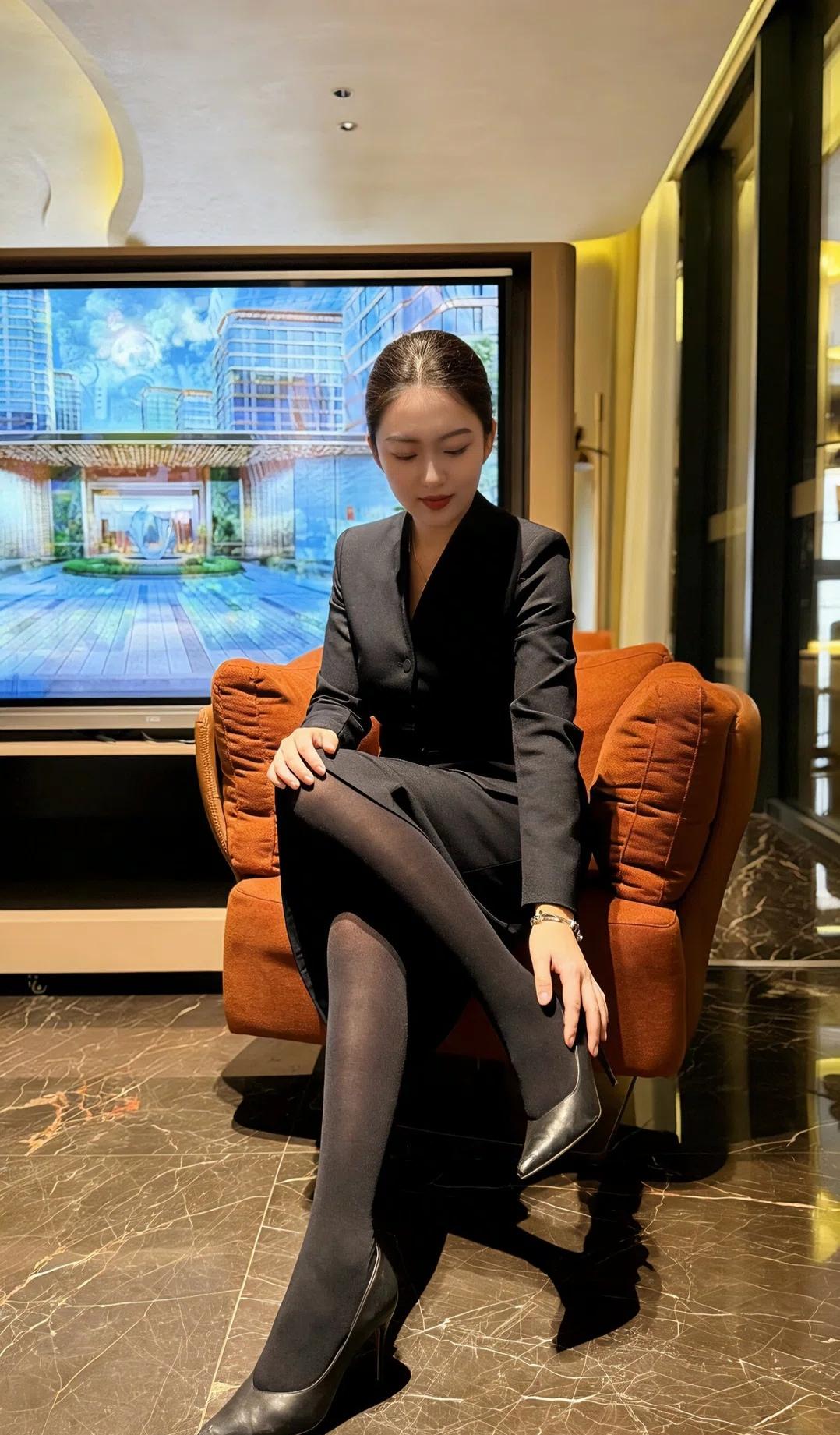 优雅职场风，黑色西装搭配高跟鞋，尽显女性魅力！