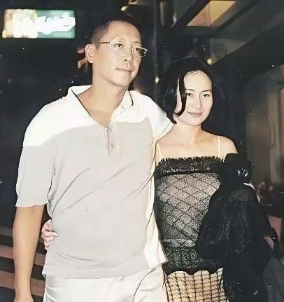 想知道男人到底爱谁，看他和不同女人的相处模式就能够知道许晋亨以前跟何超琼逛夜市