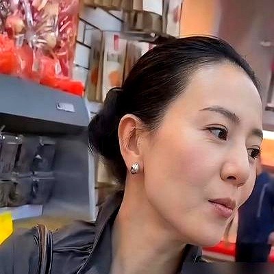 快50岁的高圆圆在超市一个人挑菜，被旁边大爷当成了剧组化妆师。她乐了，回了句“差不多”。素颜，没戴口