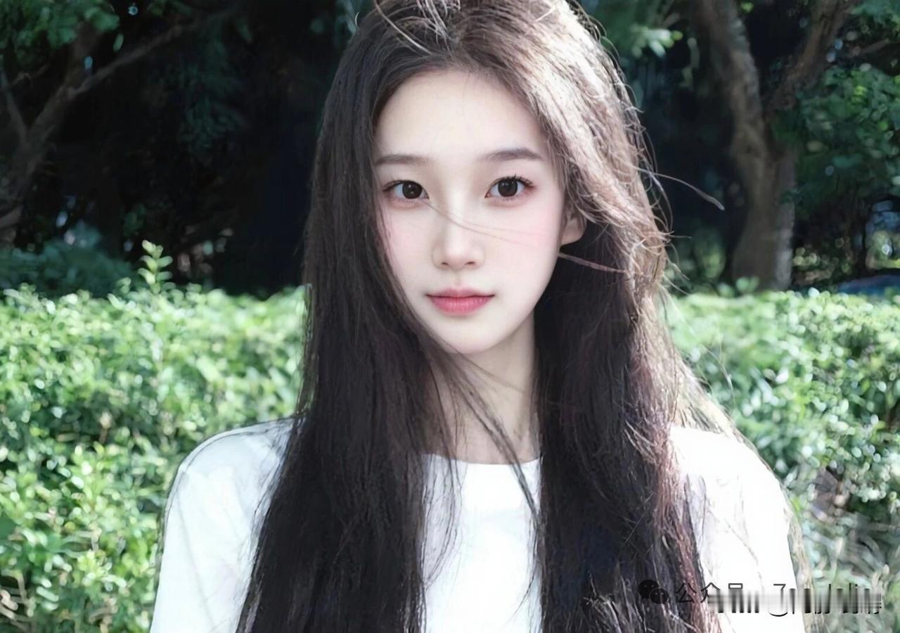 她站在那里，就是青春最干净的原稿。什么样的女生，惹人爱谁是你心中的美女什么样