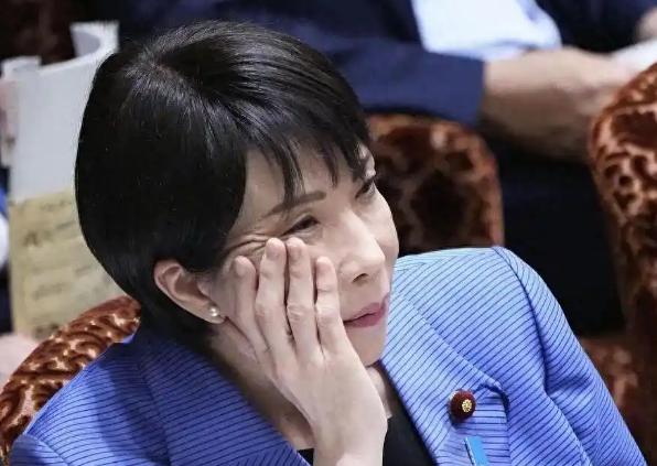 高市早苗为了自救！当着1亿日本人的面，说了一句中国话支持率下滑，被中俄朝针对
