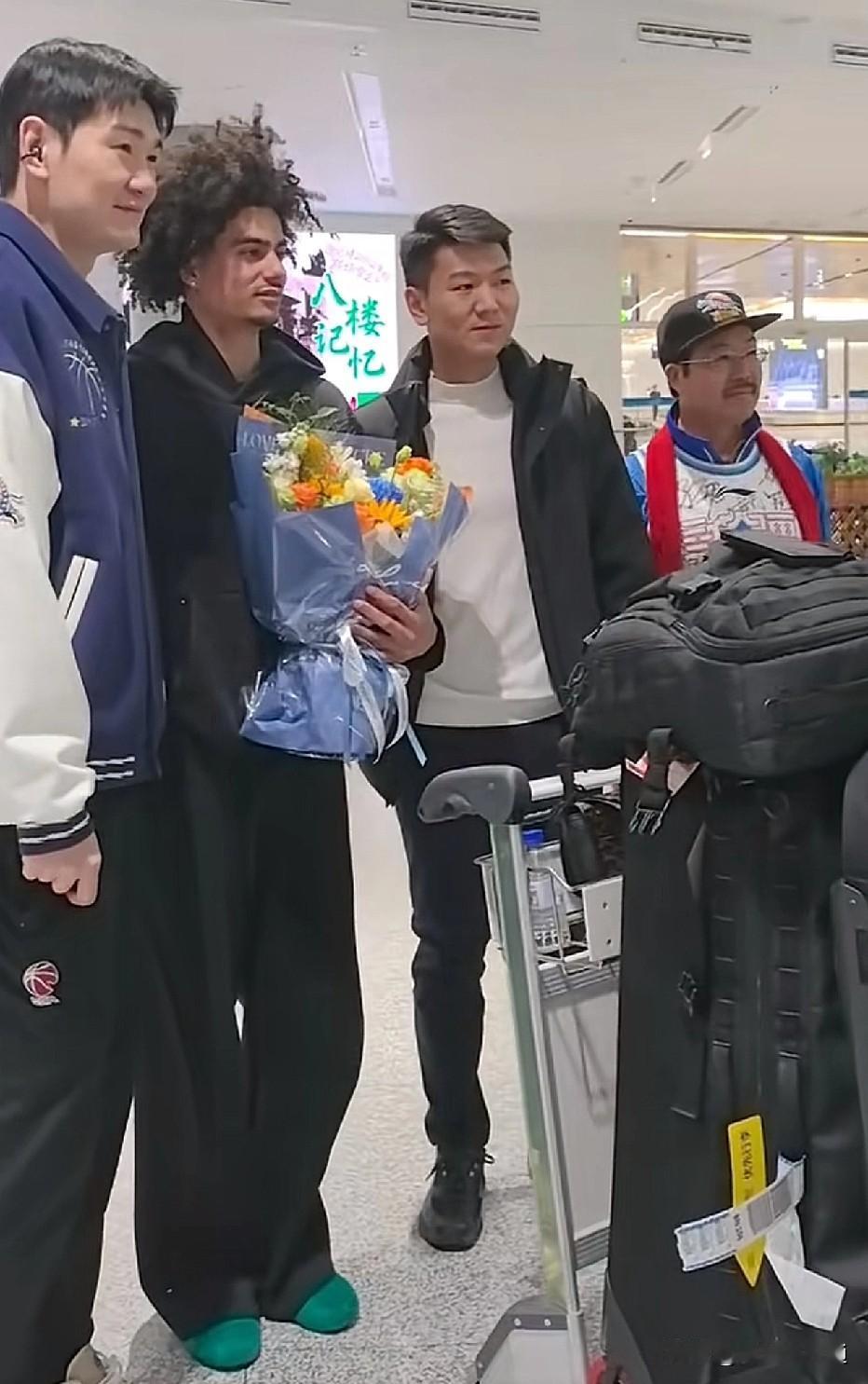 新疆男篮新外援威尔理查德森来了，这个身高有1.96吗？新疆男篮今年选的外援一言