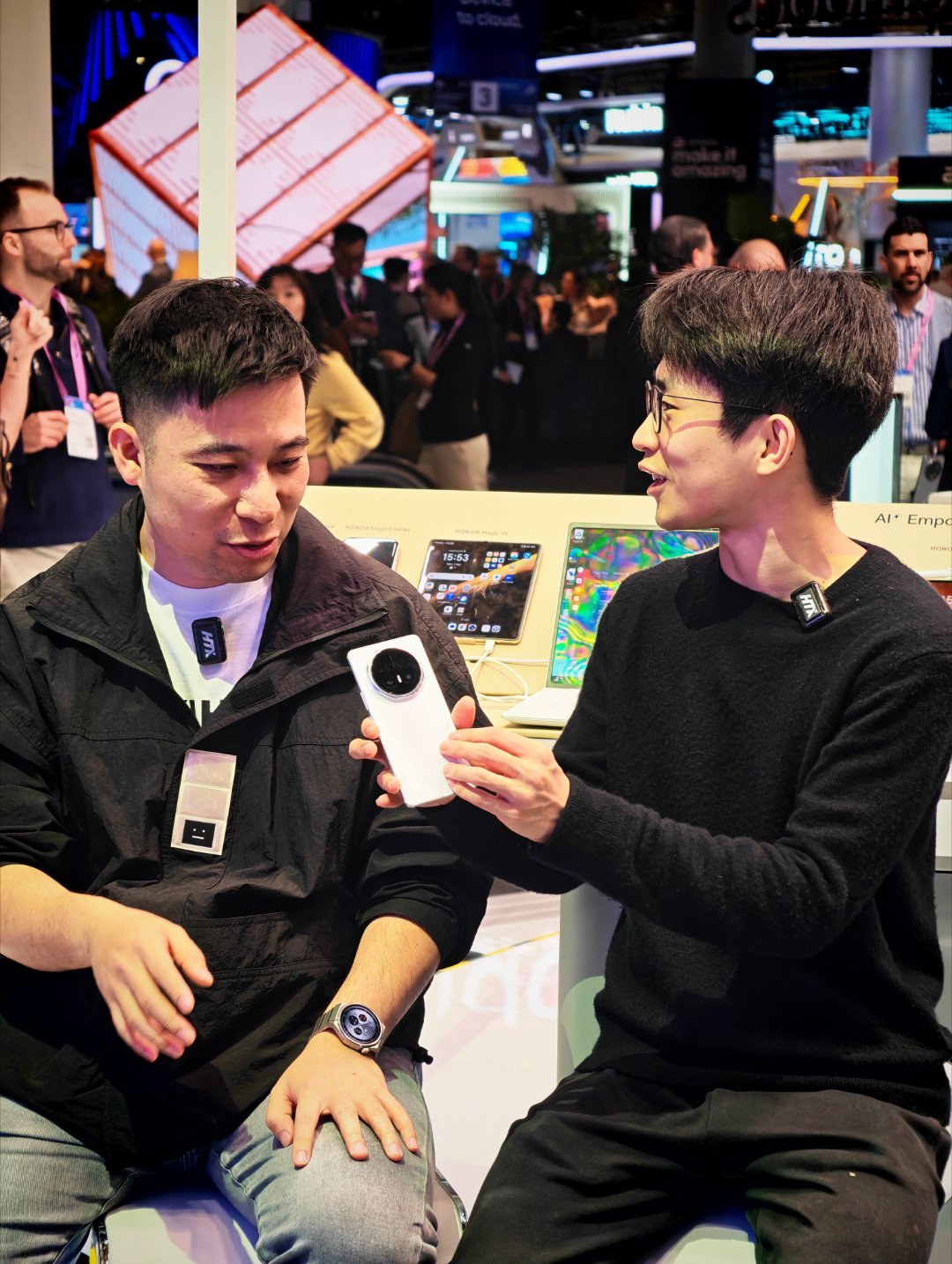 今年MWC荣耀展台是最热闹的。在聊的这位大佬，把荣耀青海湖电池装进三星三折叠里面