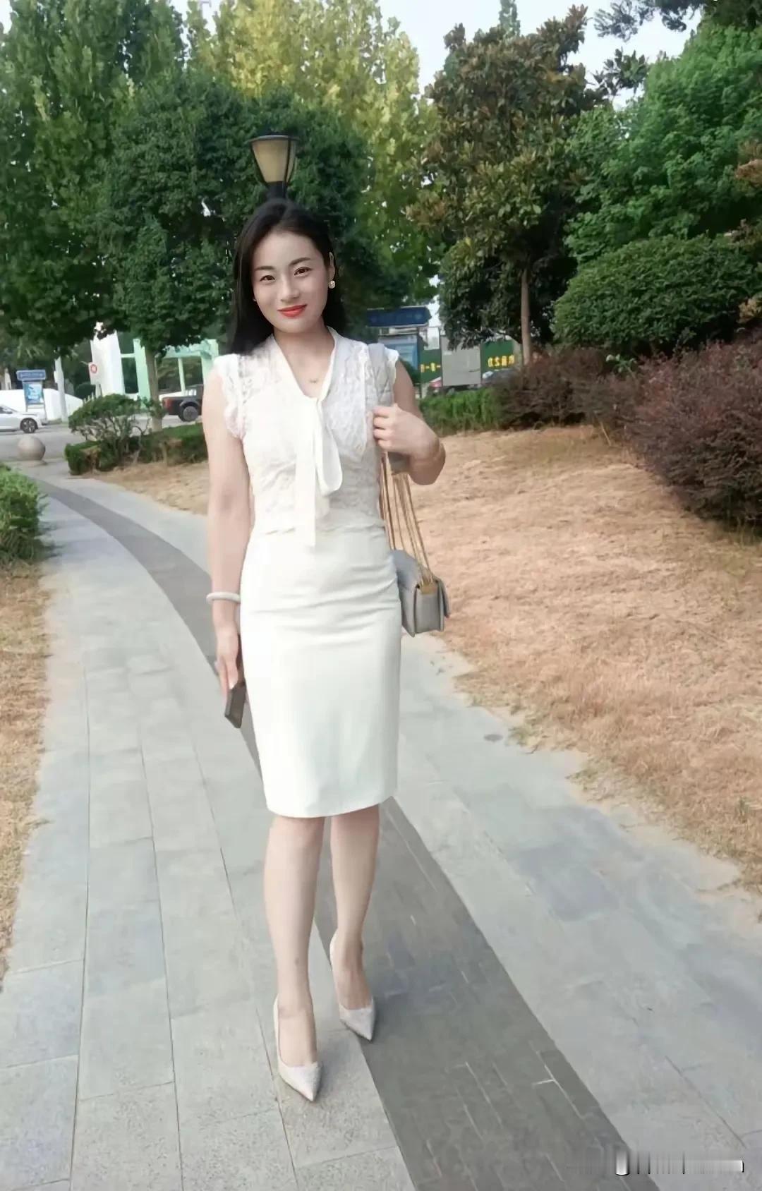 二婚女人带八岁儿子，长相身材都不错，工作稳定小学教师。男方却拒绝了，理由是不想替