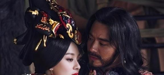 公元前272年，芈月杀死和自己私通30年的义渠王。义渠王满身伤痕倒在芈月怀里，艰