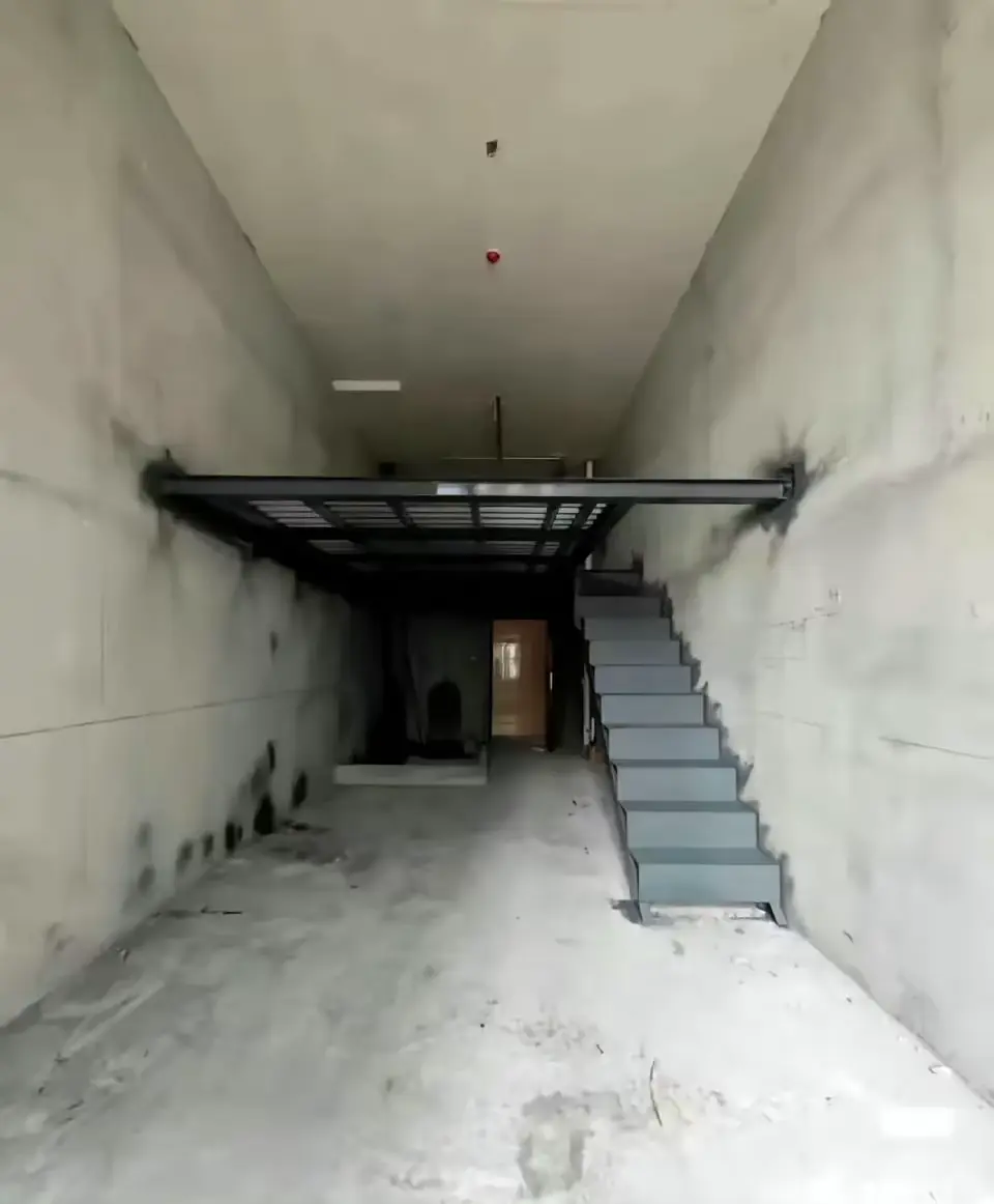 朋友新买的公寓LOFT，他说装修公司报价安装这种钢架要四万多，这价格正常吗？