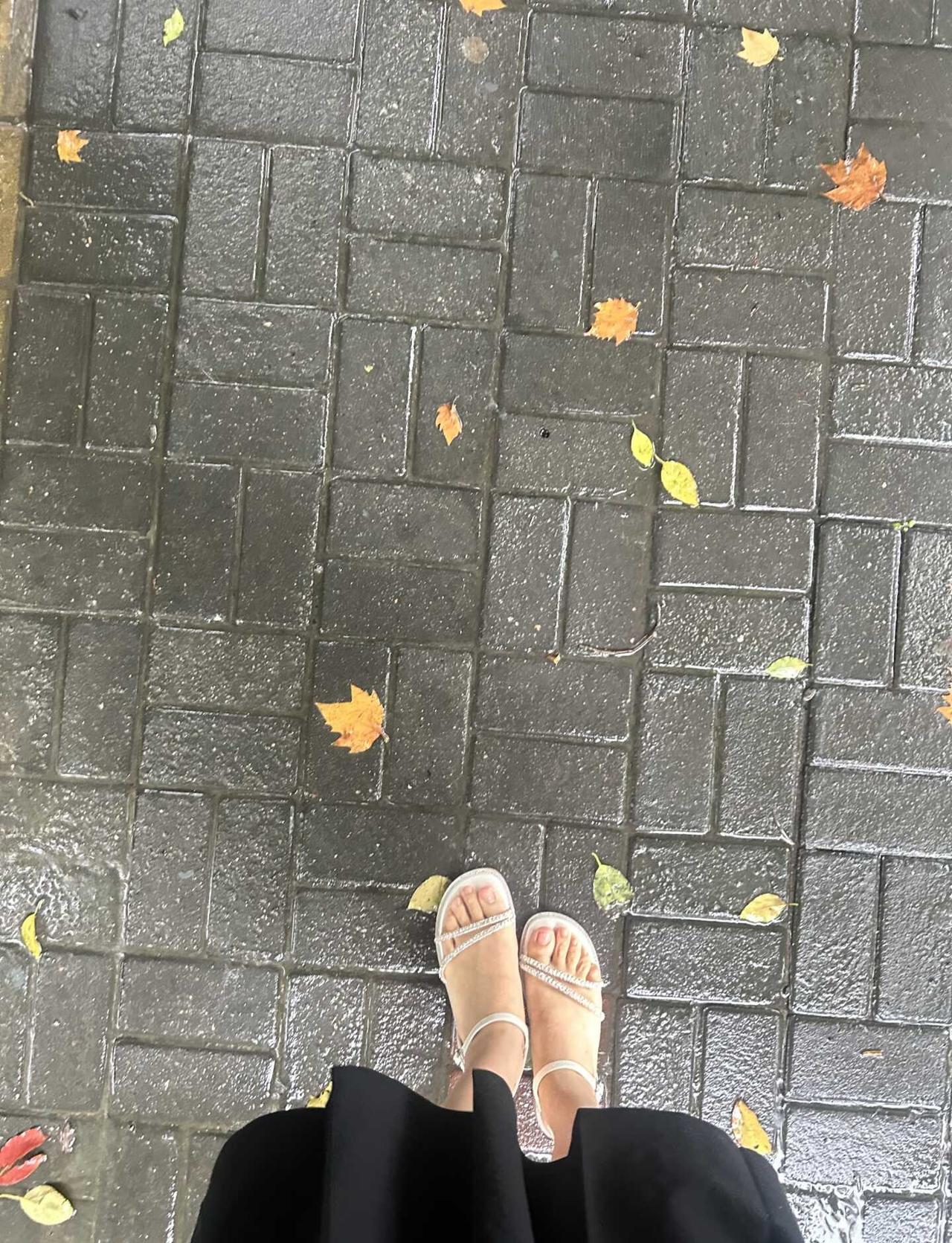 避雷这种凉鞋💔下雨天一定别穿，否则滑死你雨天治愈慢慢听雨落下的声音