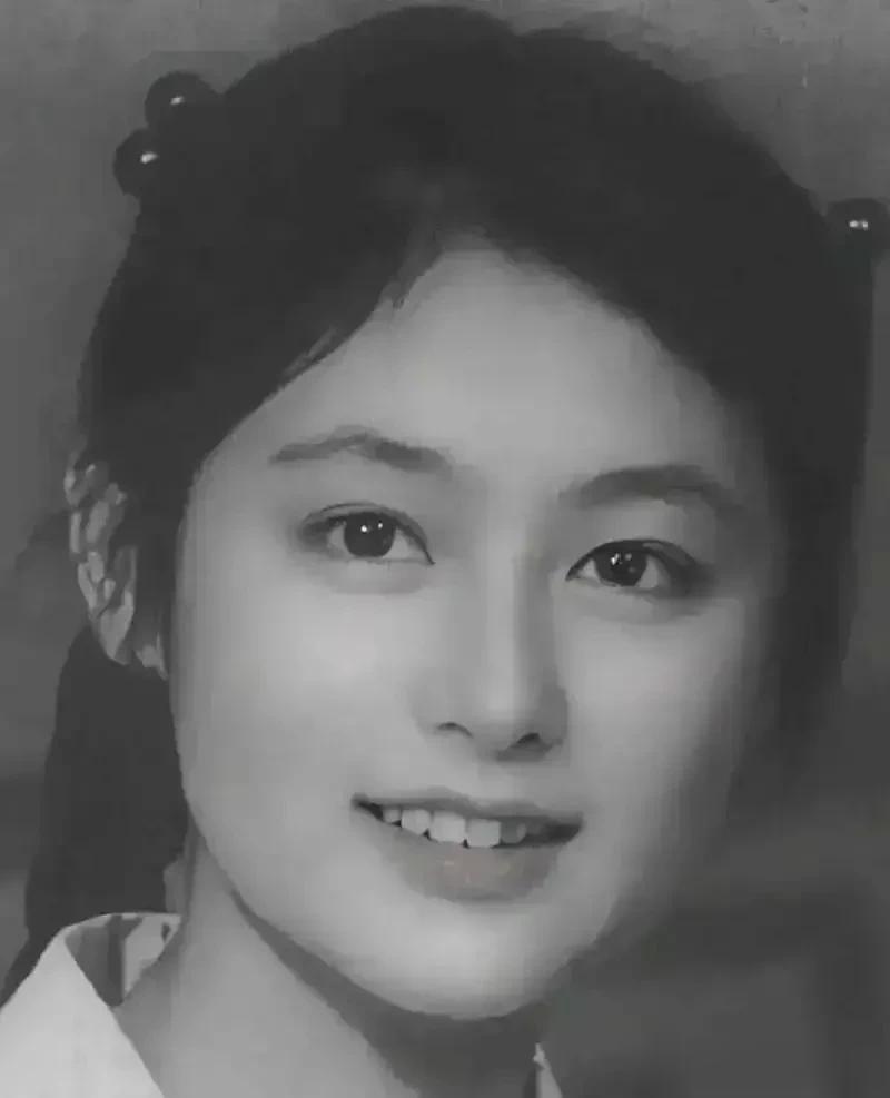 这个女子八十年代被称为大陆第一美女，她后来成为了导演夫人，她端庄优雅，冰清玉洁，