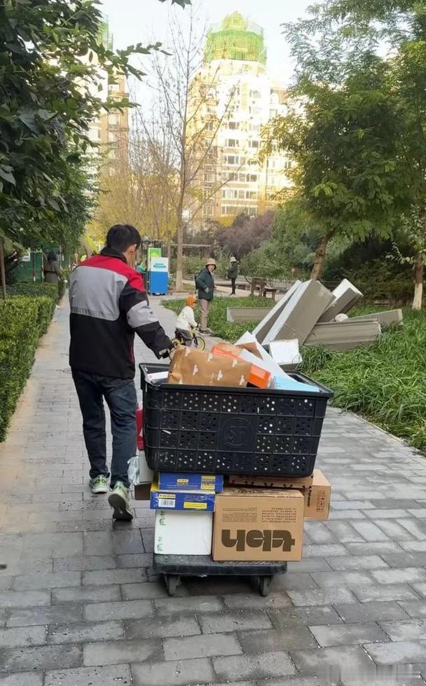 小区里的快递架又满了​​看到一个大爷在帮邻居找快递，找了一个又一个。他说“反正闲着也是闲着”。这种邻