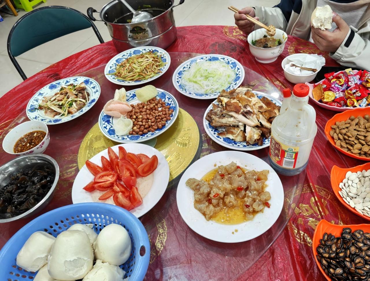 刚刚跟老公大吵了一架，他气得摔门而去。就因为我说了句，明年过年，亲戚一个也别