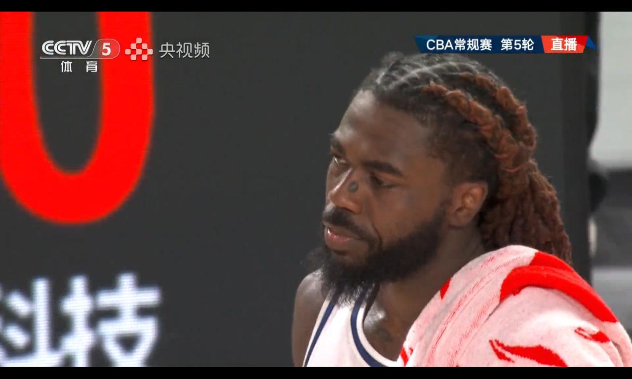 威瑟斯彭安慰哈里斯，7失误太离谱，他可能是刘炜的双刃剑这些外援都是老乡，威瑟