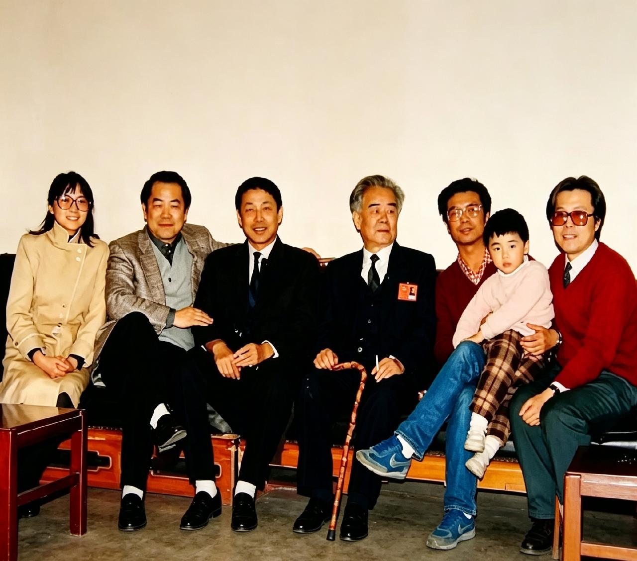 翻到一张80年代的老照片，陈道明杜宪两口子，还有范曾黄胄薛飞。那时候的人穿得朴素