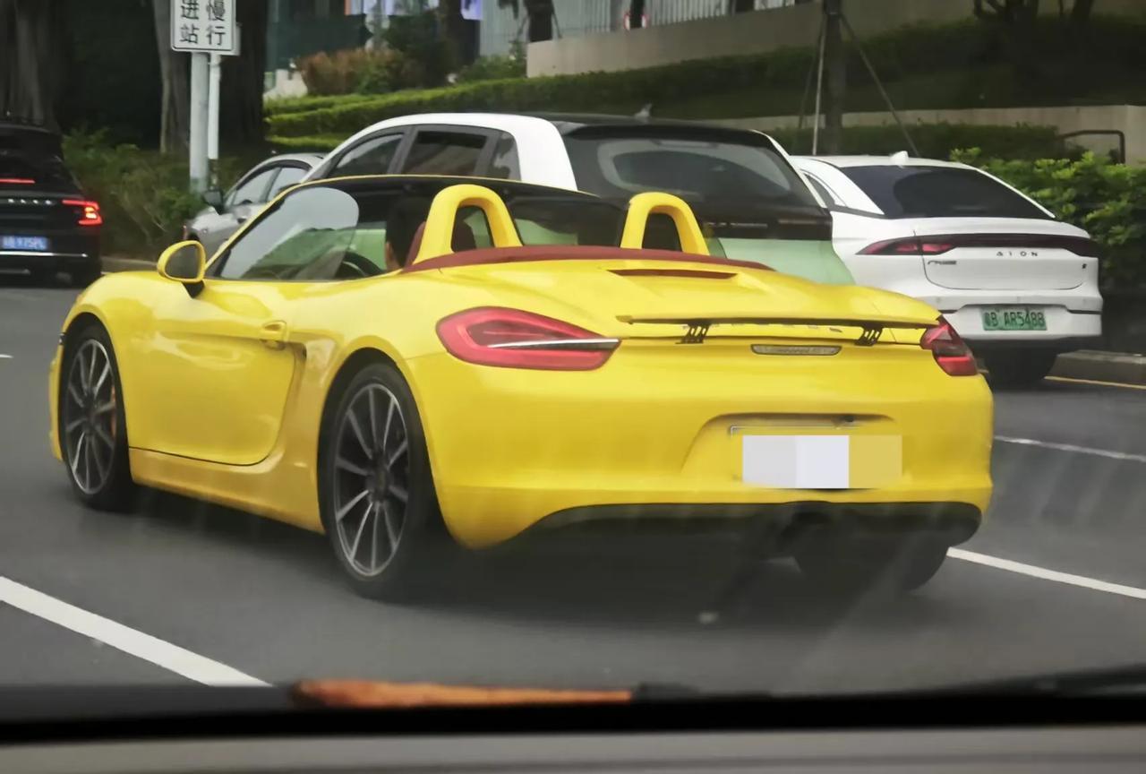 深圳街头的豪车，看了半天也没看出这是哪一款车，值多少钱？#汽车#