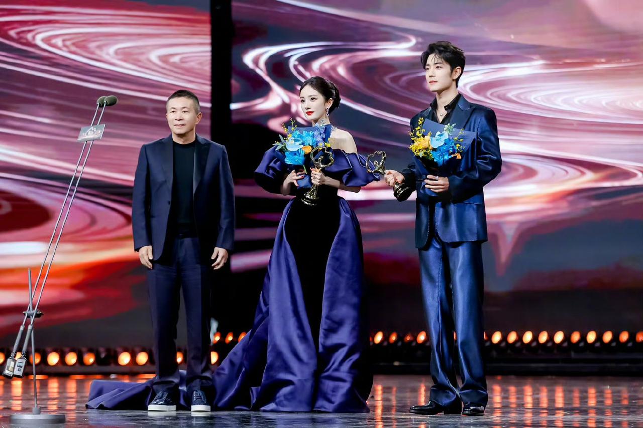 杨幂领奖时的一个举动被骂了！她和姚晨一同上台领奖，礼仪小姐直接把奖杯递给她