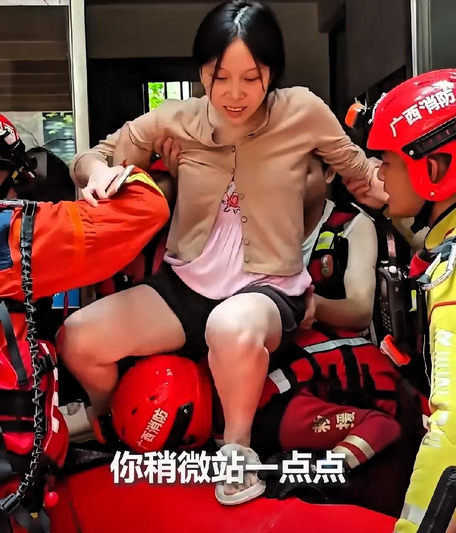 积水过深，孕妇被困家里——走怕滑倒，背怕压肚子。接到救援求助后，辖区消防员