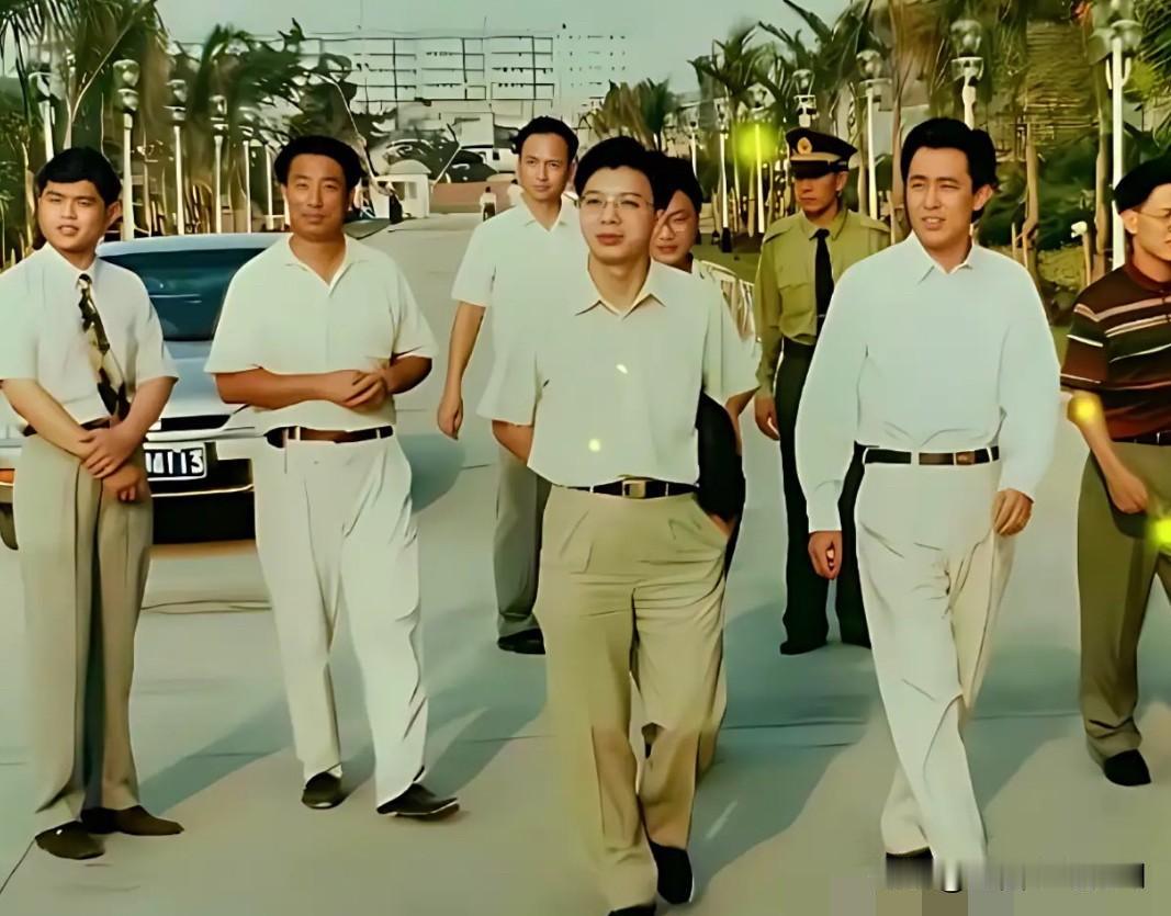 1995年，37岁的许家印在广州陪同老板视察珠岛花园项目。当年他操盘这个楼盘，为