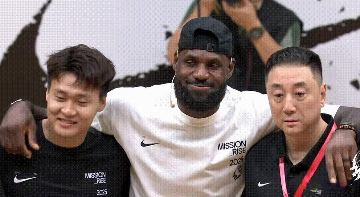 这合照值得留念！詹姆斯和赵睿、崔永熙、李梦等耐克球星们合影，王博指导和
