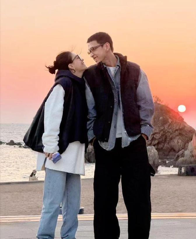 李嘉格这离婚才仨月，就被拍到和一个26岁的小鲜肉手牵手逛日本街头，夕阳下俩人眼神