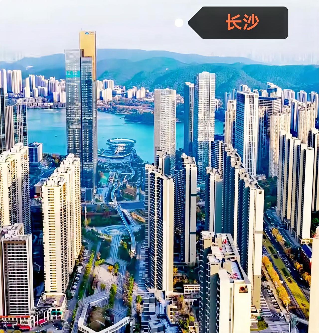 长沙梅溪湖这个地方，高楼林立，确实是一个城市建设发展的好地方。沿着这条湖，已经形