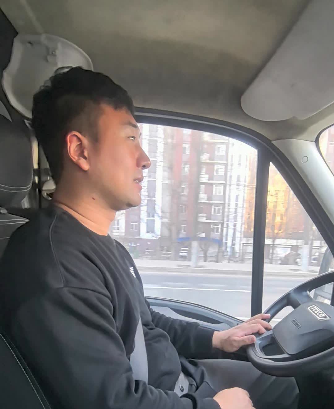 开了一次朋友的依维柯，彻底爱上这种轻客，省油有劲儿，主要能露营，还能拉着我的越野