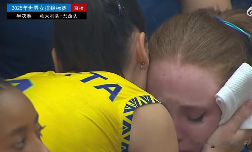 巴西女排队员们赛后抱头痛哭😭贝格曼哭成了泪人，要是决胜局最后贝格曼没有飞一传，
