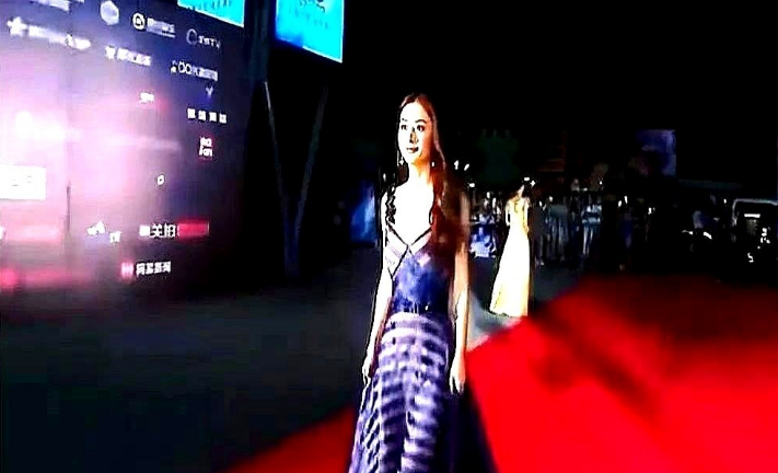 中国女演员赵丽颖出席纽约翠贝卡电影节，走红毯造型简直封神，气场全开，美到极致！
