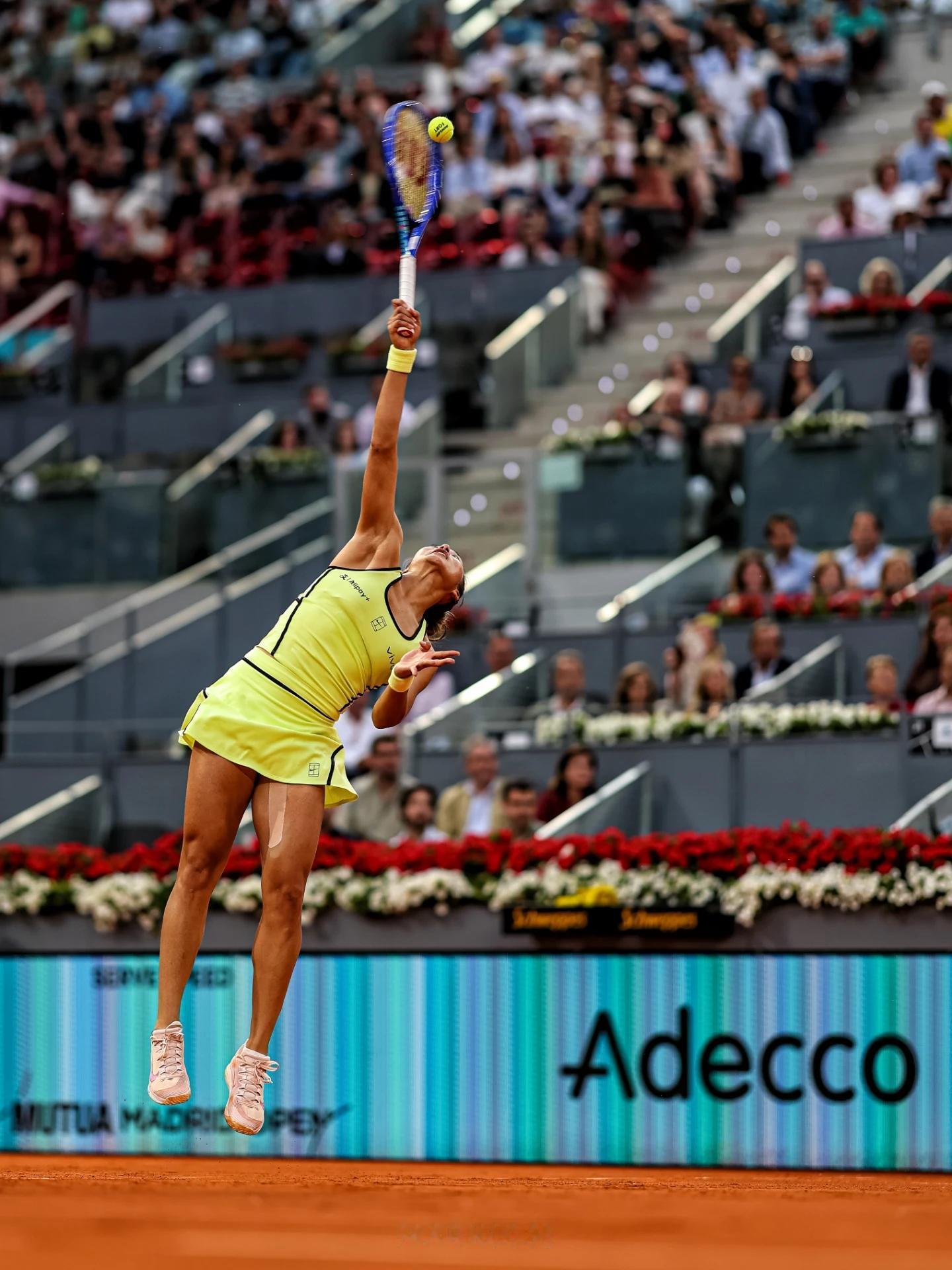 来自摄影师MARK（OS）镜头下的郑钦文🇨🇳他在ig写下：“奥运冠军郑钦文（