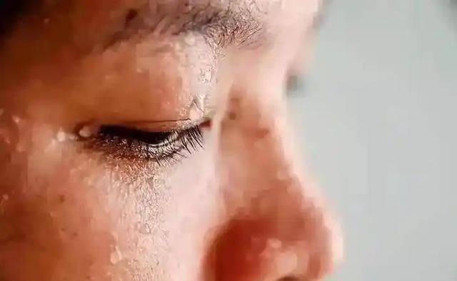 汗液，作为我们身体的一项自然功能，常常被当作热气或运动后的生理反应。但你有没有想