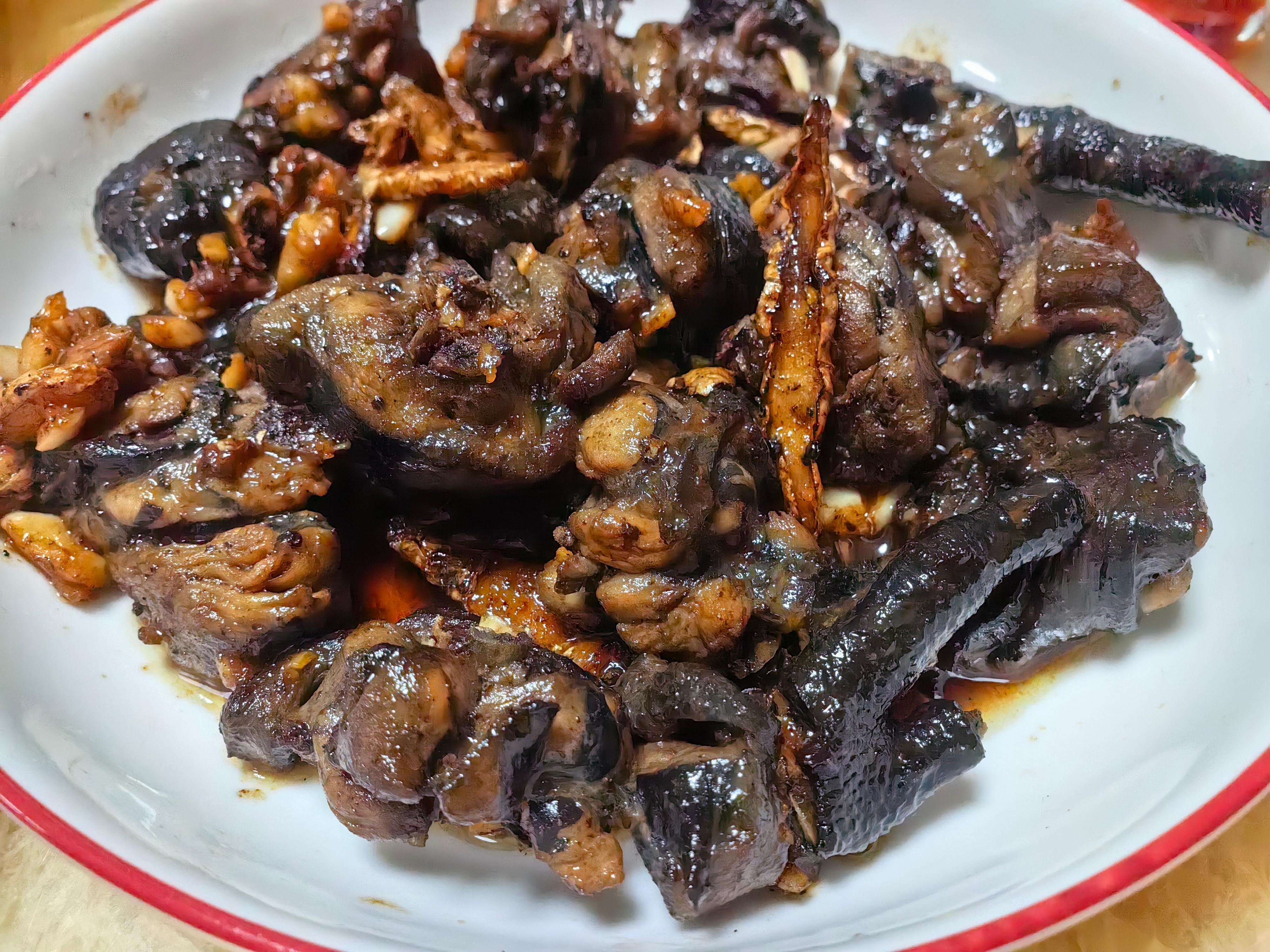 家常菜今日简单的晚餐：芥末虾黄瓜捞汁，麻油宫爆乌鸡炒芥菜。​​​