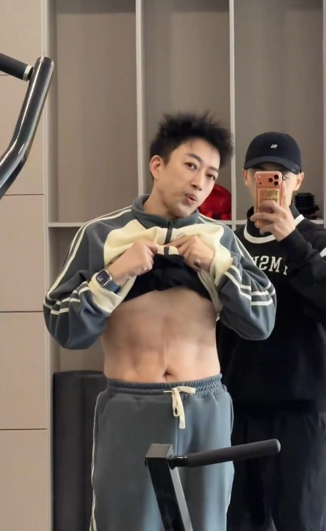 我不行了……于正都练出腹肌了