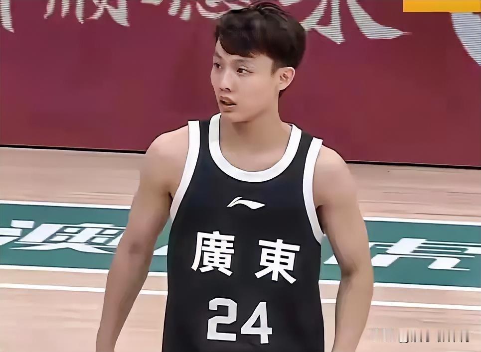 发现了吗？别看那么多大牌球星，新老国手加盟广东全运队，从热身赛表现来看，杜峰最倚