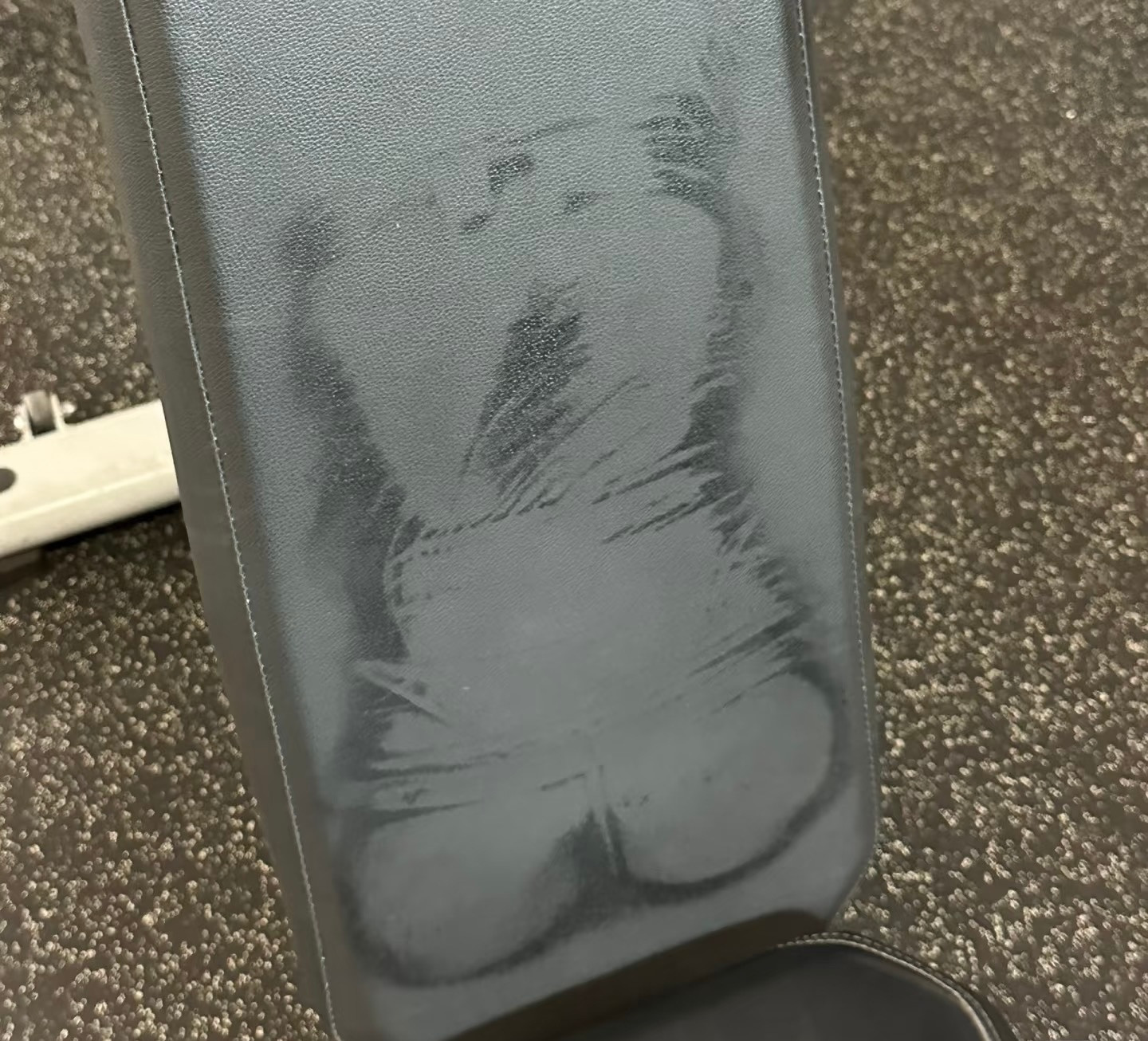 不要穿灰色裤子去健身房不只是女生，男生也是一样，灰色这个颜色出汗实在是太尴尬了