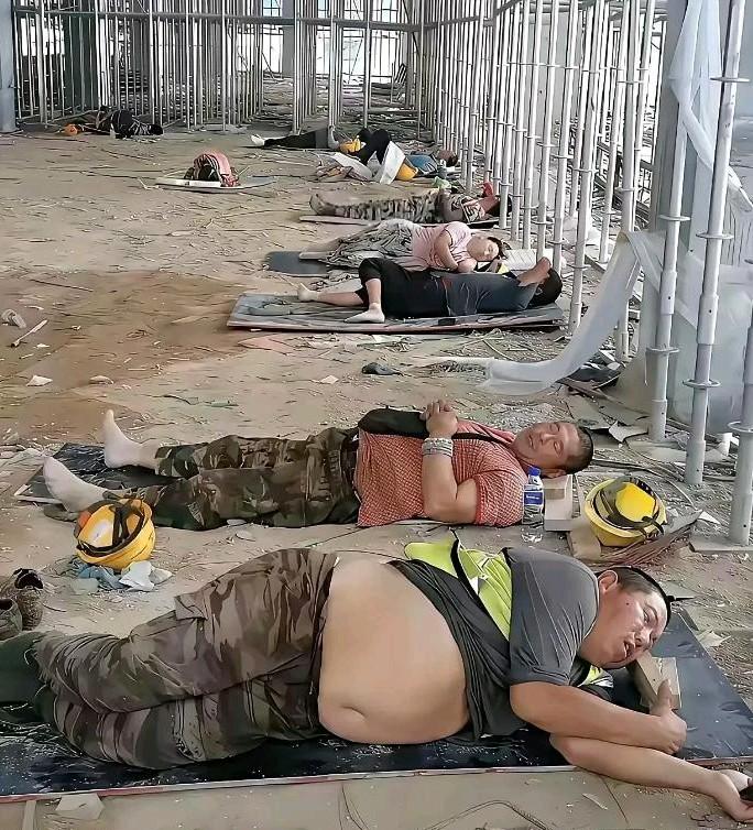 大叔干工地已经干了30多年，如今已经60岁了依然还在干！他这辈子最后悔的事情就是