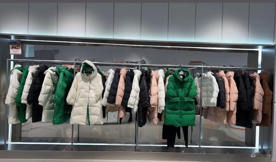 我跟你讲,今年羽绒服的水,被搅浑了。不对,是被咱们国家队,给彻底澄清了。以前