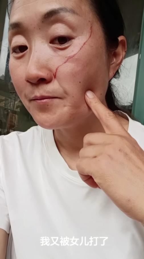 一言难尽！一位妈妈在网上哭诉。高考刚结束，中午她做了饭，把睡觉的女儿吵醒了。孩子