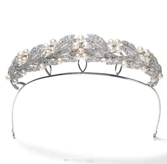 介绍一顶卡地亚的珍珠钻石王冠它曾属于希腊王妃玛丽·波拿巴，波拿巴是拿破仑的姓