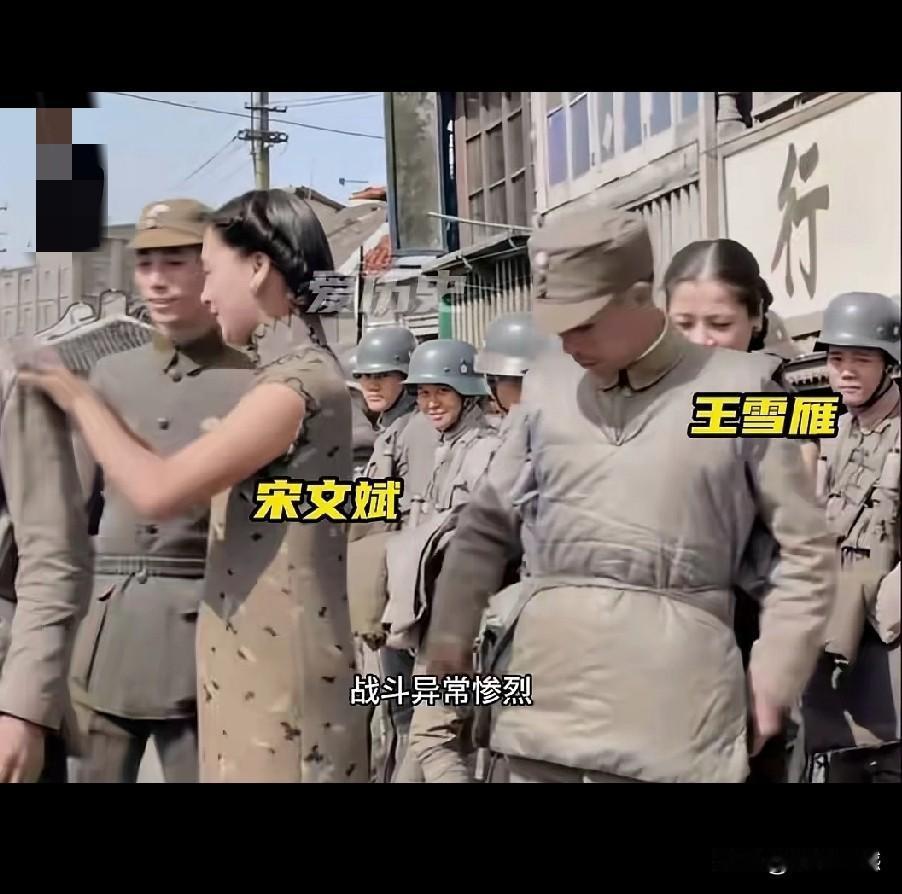 画面显示的是抗日战争期间，两位舍生忘死的女子，冒着枪林弹雨，到前线慰问将士，带来