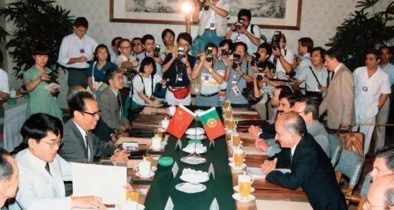 1986年11月，中国外交副部长周南应邀访问葡萄牙，一下飞机，他就感觉到不对劲。