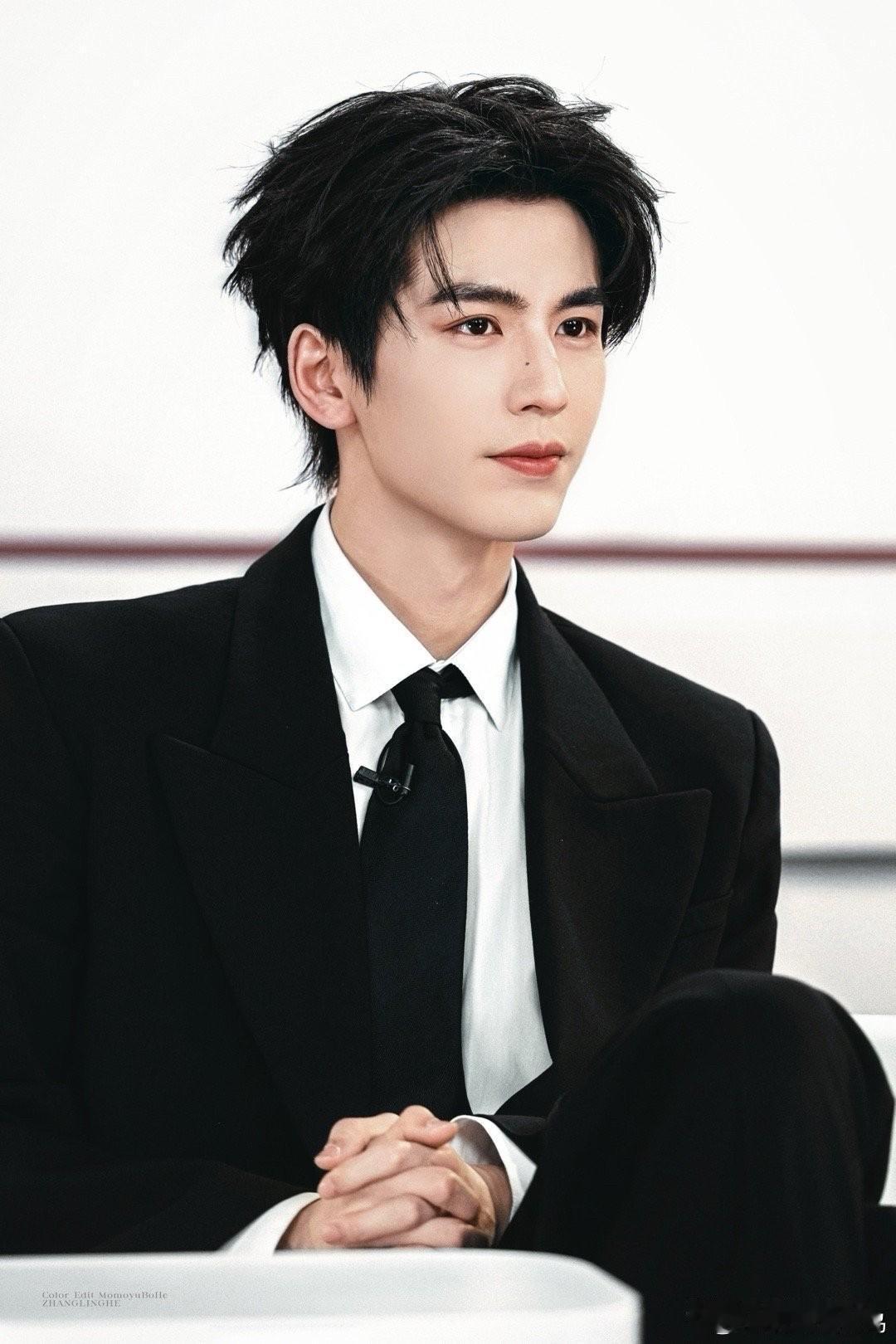 张凌赫后槽牙都咬碎了何润东火了就火了，毕竟他们不是竞品，影响不到他的资源，逐玉