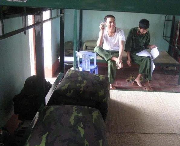 一群越南士兵在宿舍里大鱼大肉吃宵夜，还拍视频上传到网络上炫耀。有人认为这是人性